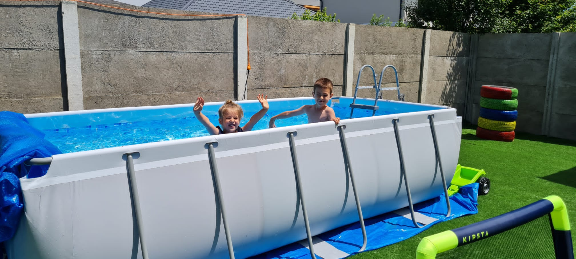 Two kids playin in the swimmingpool